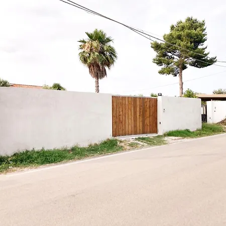 Pensionat Algherolux -free Secure Gated Parking For Cars And Motorbikes *